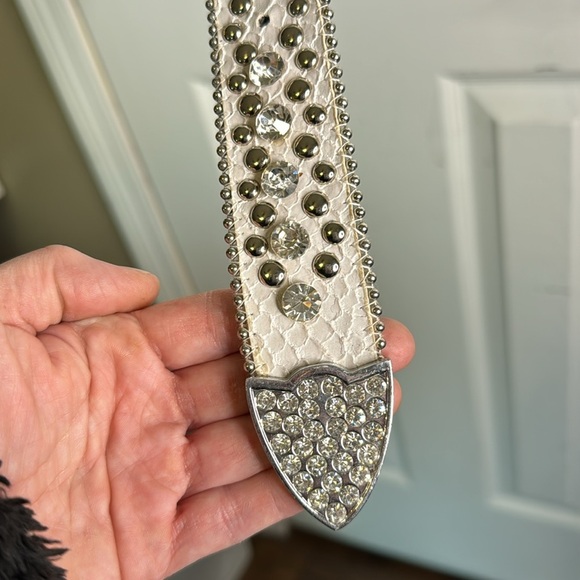 White Leather Silver Studded Rhinestones Buckled Belt Women Size SM 29-34” - Picture 3 of 6